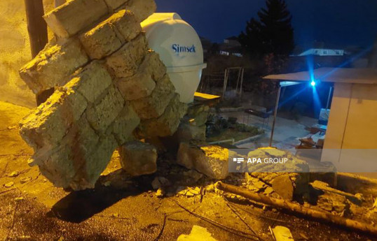 Bakıda qəzaya düşən avtobus evin damına çıxıb - FOTO  - VİDEO 