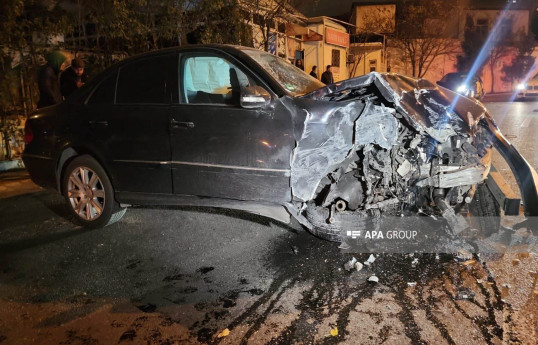 Bakıda avtomobil divara çırpılıb, xəsarət alan var - FOTO 