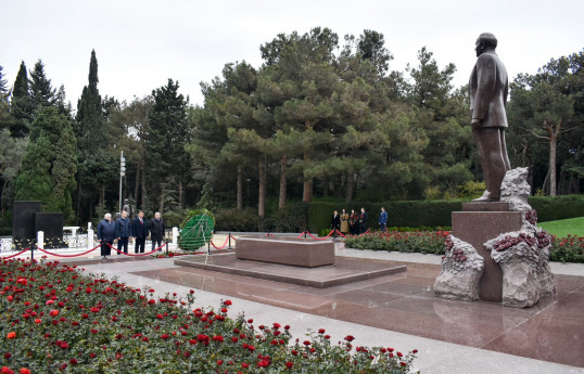 Rusiya parlamentinin nümayəndə heyəti Fəxri xiyabanı ziyarət edib