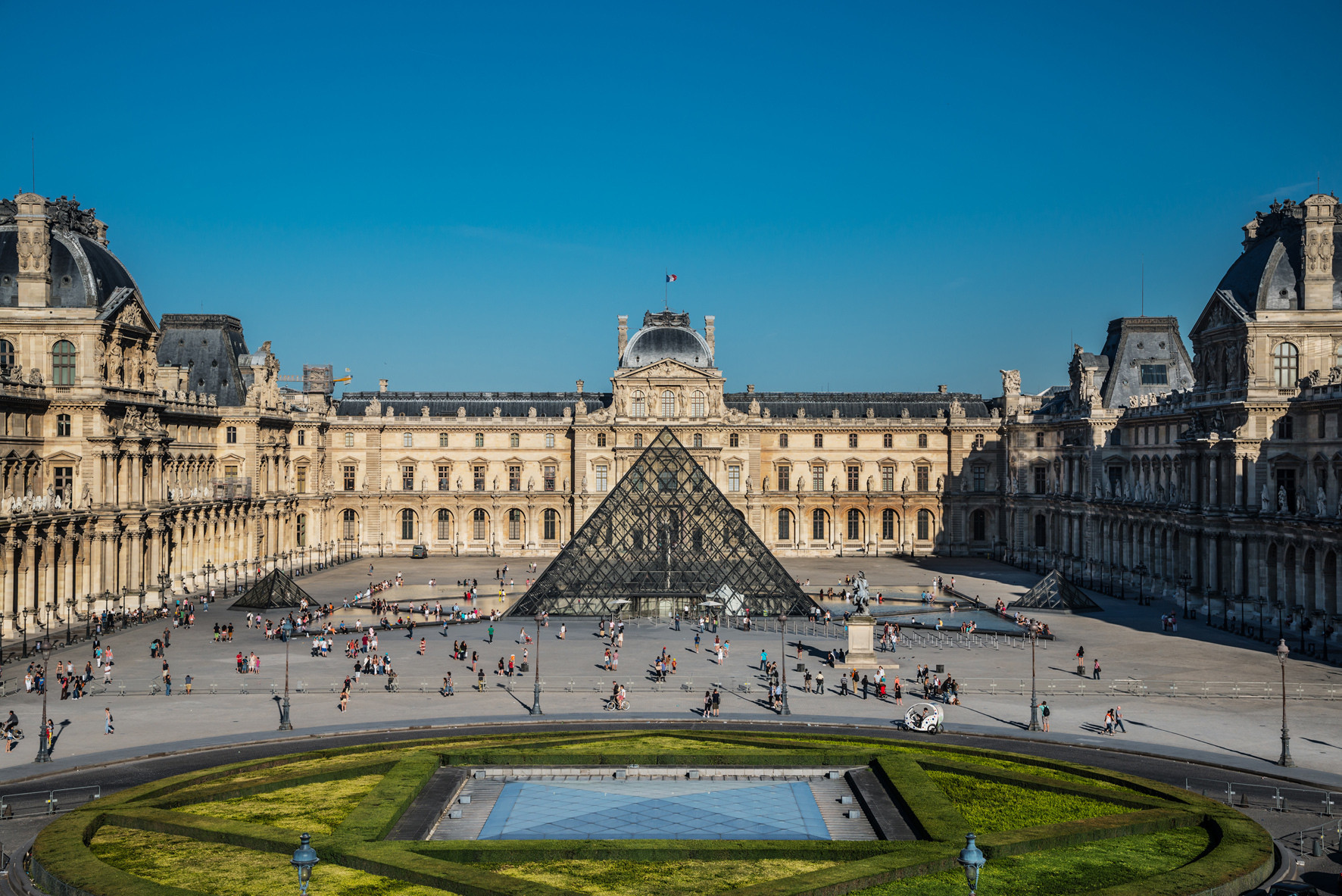 Какой париже музей. Музеи. Лувр. Париж. Франция дворец Лувр. Лувр (Musée du Louvre) (1546 – 1555г., Париж).. Лувр Париж снаружи.