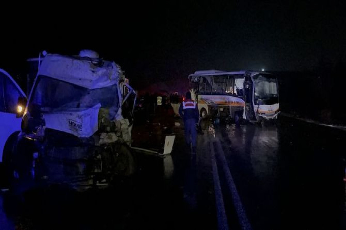 Türkiyədə avtobusun iştirakı ilə qəza baş verib, 14 nəfər xəsarət alıb - FOTO 