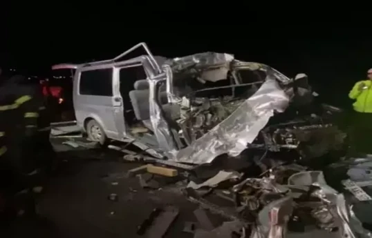 Türkiyədə mikroavtobus yük maşınına çırpılıb, 5 nəfər ölüb - FOTO 