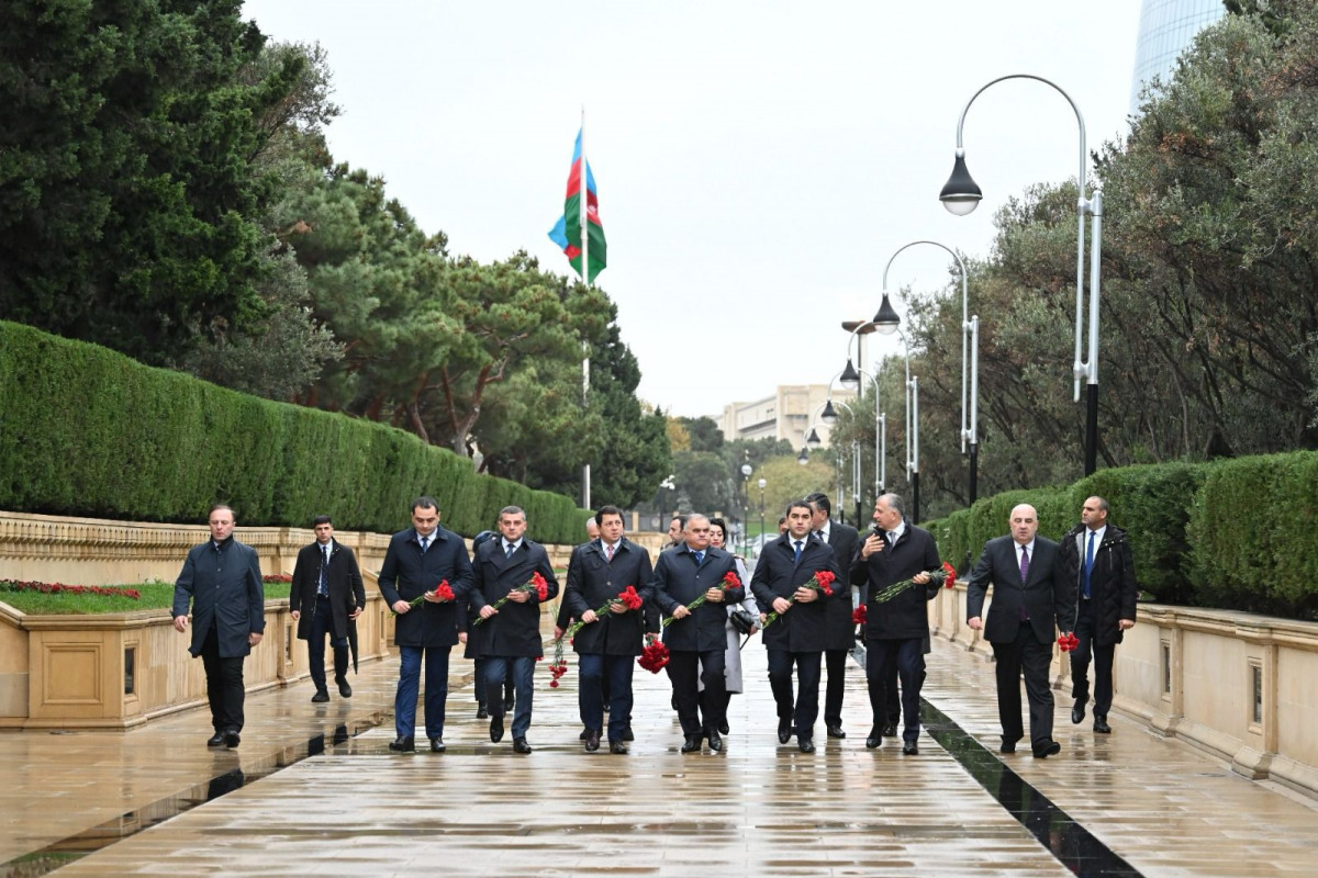 Gürcüstan Parlamentinin sədri Ulu Öndərin məzarını ziyarət edib