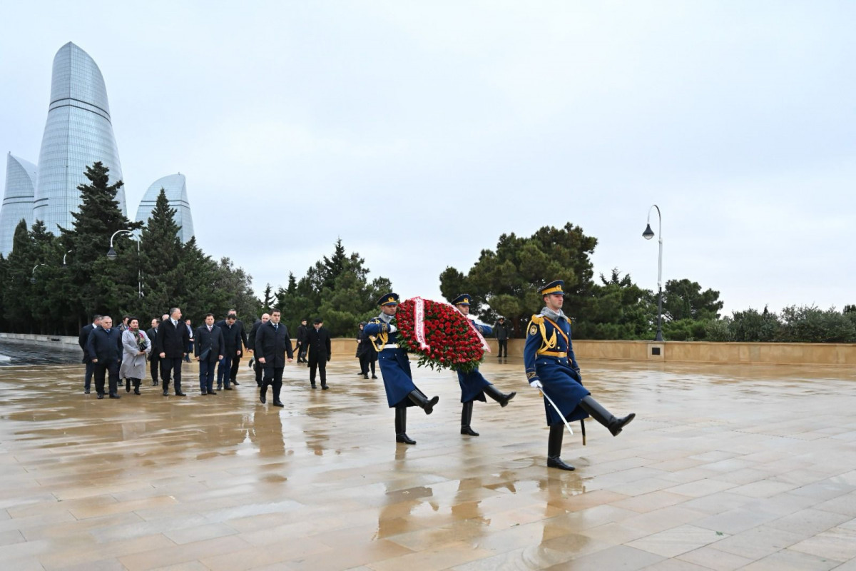 Gürcüstan Parlamentinin sədri Ulu Öndərin məzarını ziyarət edib