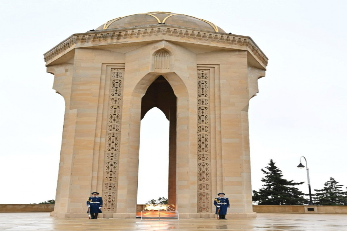 Gürcüstan Parlamentinin sədri Ulu Öndərin məzarını ziyarət edib