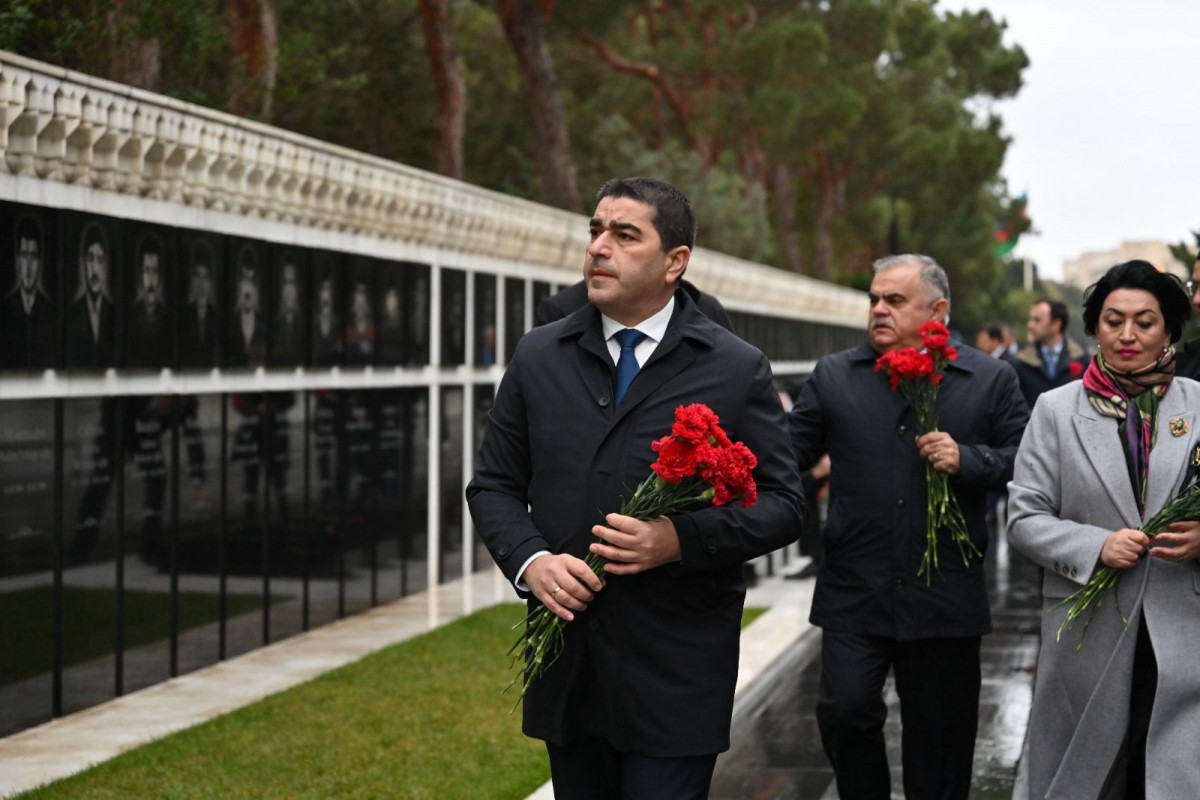 Gürcüstan Parlamentinin sədri Ulu Öndərin məzarını ziyarət edib