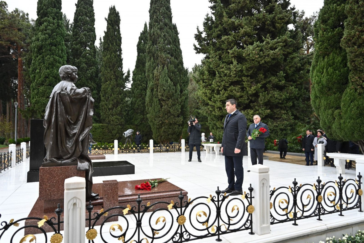 Gürcüstan Parlamentinin sədri Ulu Öndərin məzarını ziyarət edib