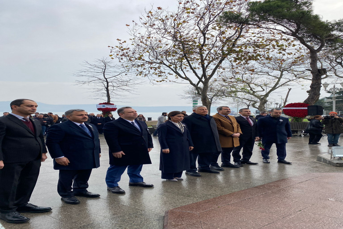 Ulu Öndərin İstanbuldakı abidəsi ziyarət olunub