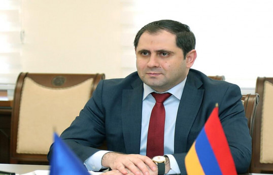 Ermənistan müdafiə naziri Kiprə gedib