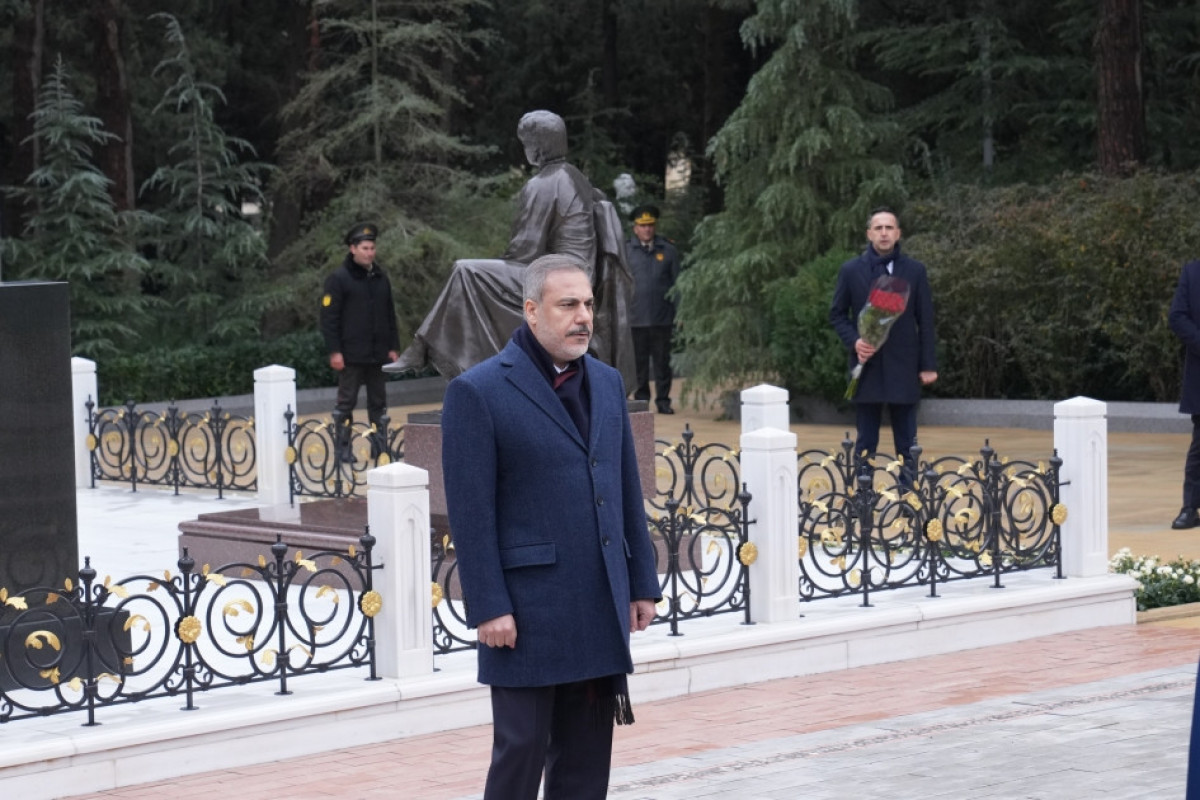 Hakan Fidan Heydər Əliyevin məzarını, “Türk şəhidliyi” və Şəhidlər xiyabanını ziyarət edib