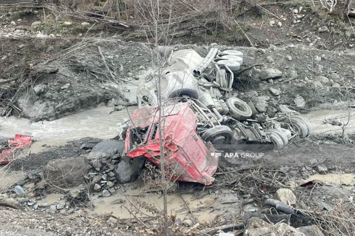 Kəlbəcərdə yük maşını çay yatağına aşıb, sürücü ölüb