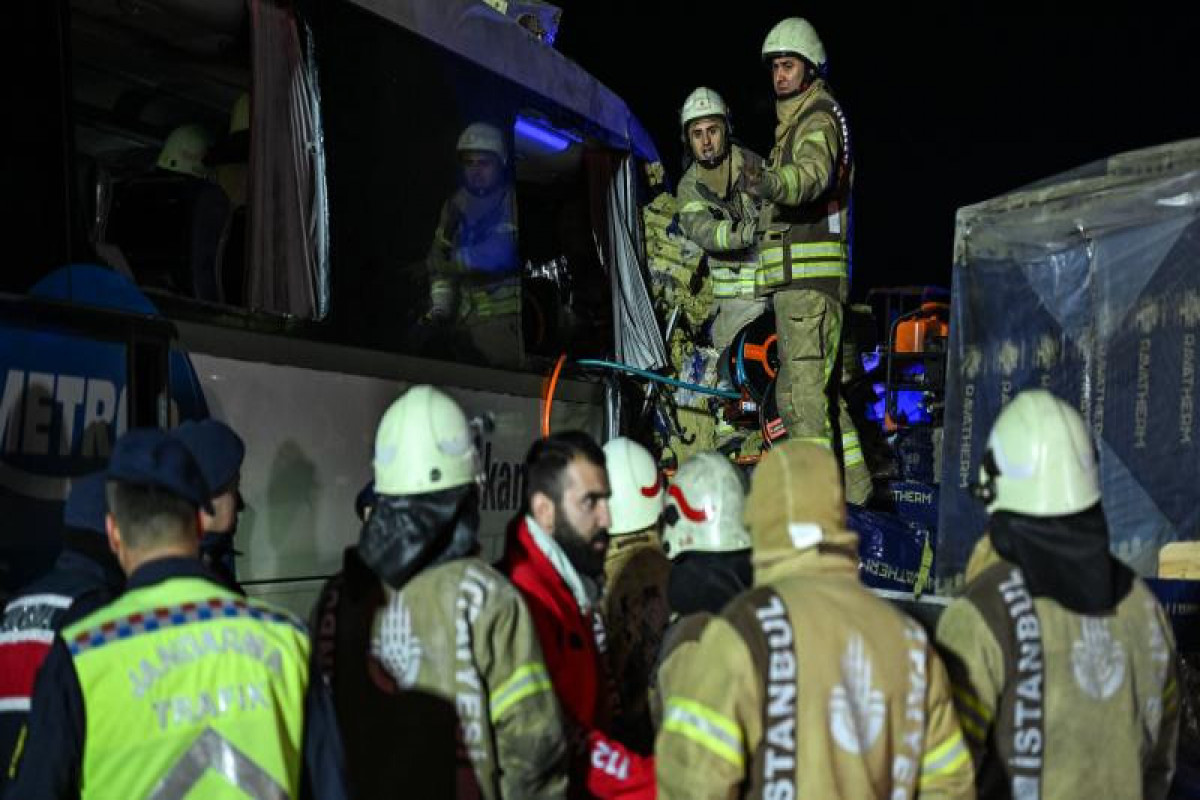 Türkiyədə avtobusla yük maşını toqquşub, ölən və yaralananlar var