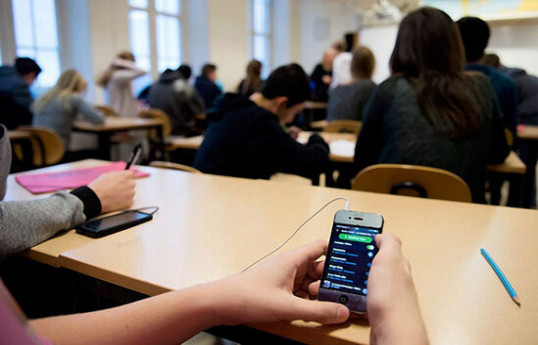 Şagirdlərə məktəbə mobil telefon gətirməyə qadağa qoyulması ilə bağlı yayılan məlumata aydınlıq gətirilib