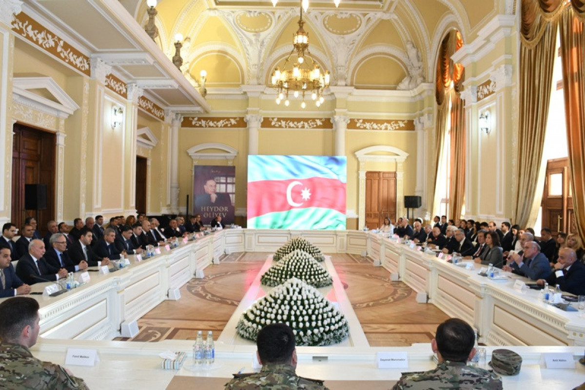 BŞİH-də “Heydər Əliyev” kitabının təqdimatı keçirilib - FOTO 