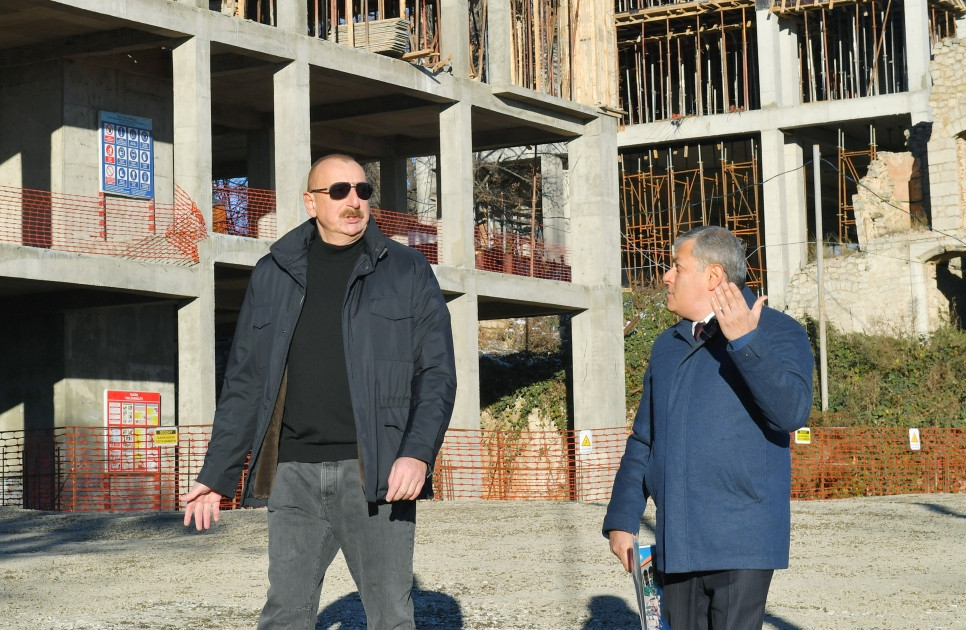 Prezident Şuşa şəhərinin Qarabağ küçəsində aparılan tikinti işləri ilə tanış olub