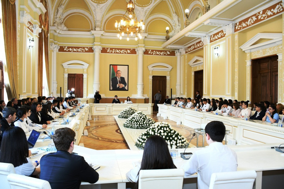 Bakı məktəblilərinin müəllifi olduğu "Heydər Əliyev və Azərbaycan tarixi" kitabı çap edilib