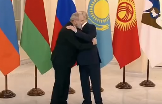 Putin Paşinyanı qarşılayıb - VİDEO 