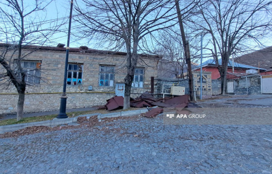 Güclü külək Şəkidə məktəbə və evlərə ziyan vurub - FOTO 