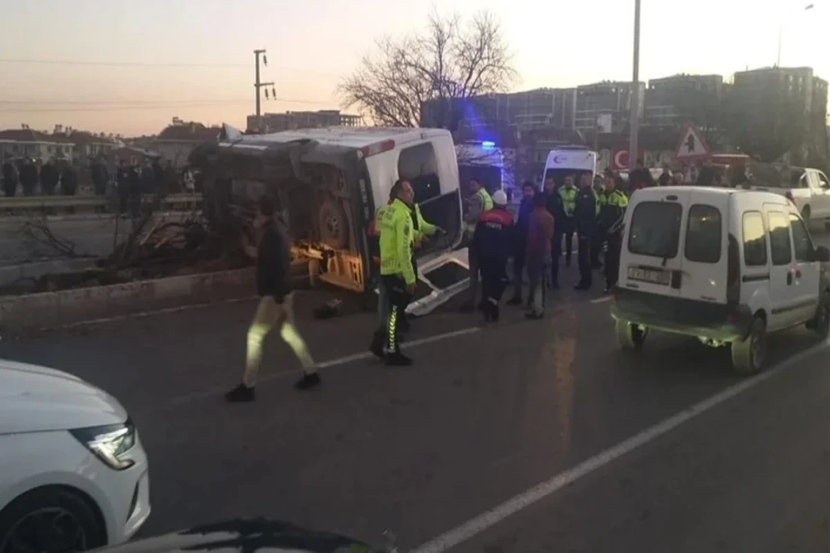 Türkiyədə mikroavtobus aşıb, 12 nəfər yaralanıb