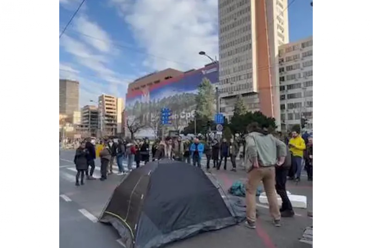Serbiyada müxalifətçilər paytaxt küçələrindən birini bağlayıb