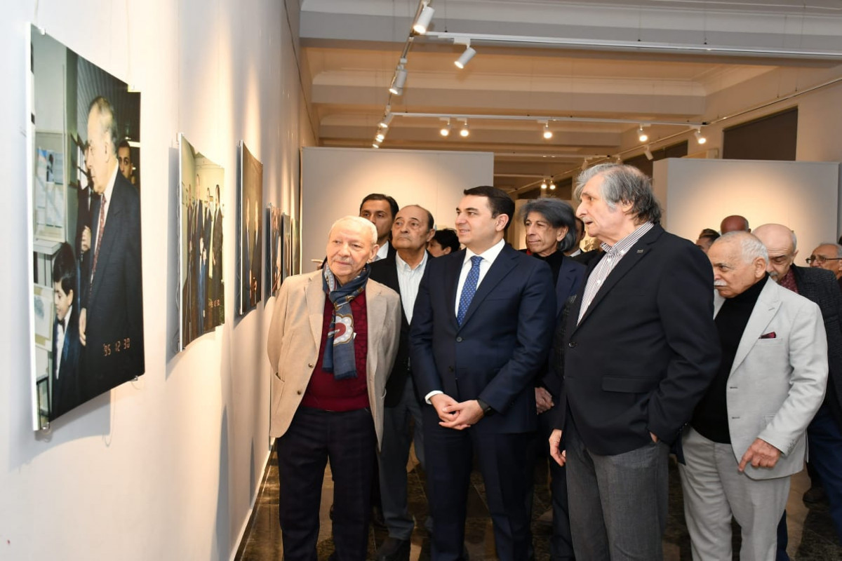 "Heydər Əliyev rəssamlarla" adlı fotosərginin açılışı olub - FOTO 
