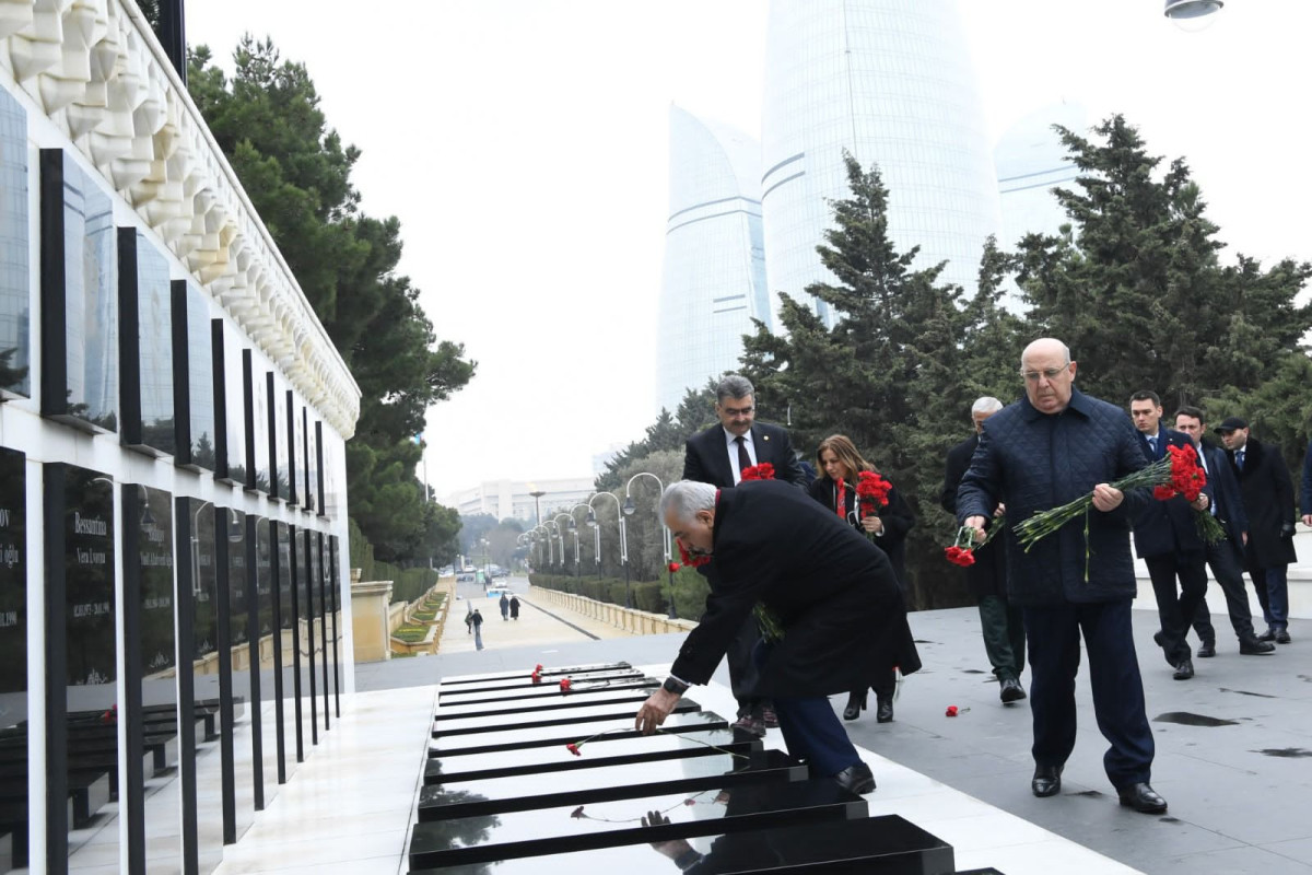 Делегация турецкого парламента посетила Аллею почетного захоронения и Аллею шехидов