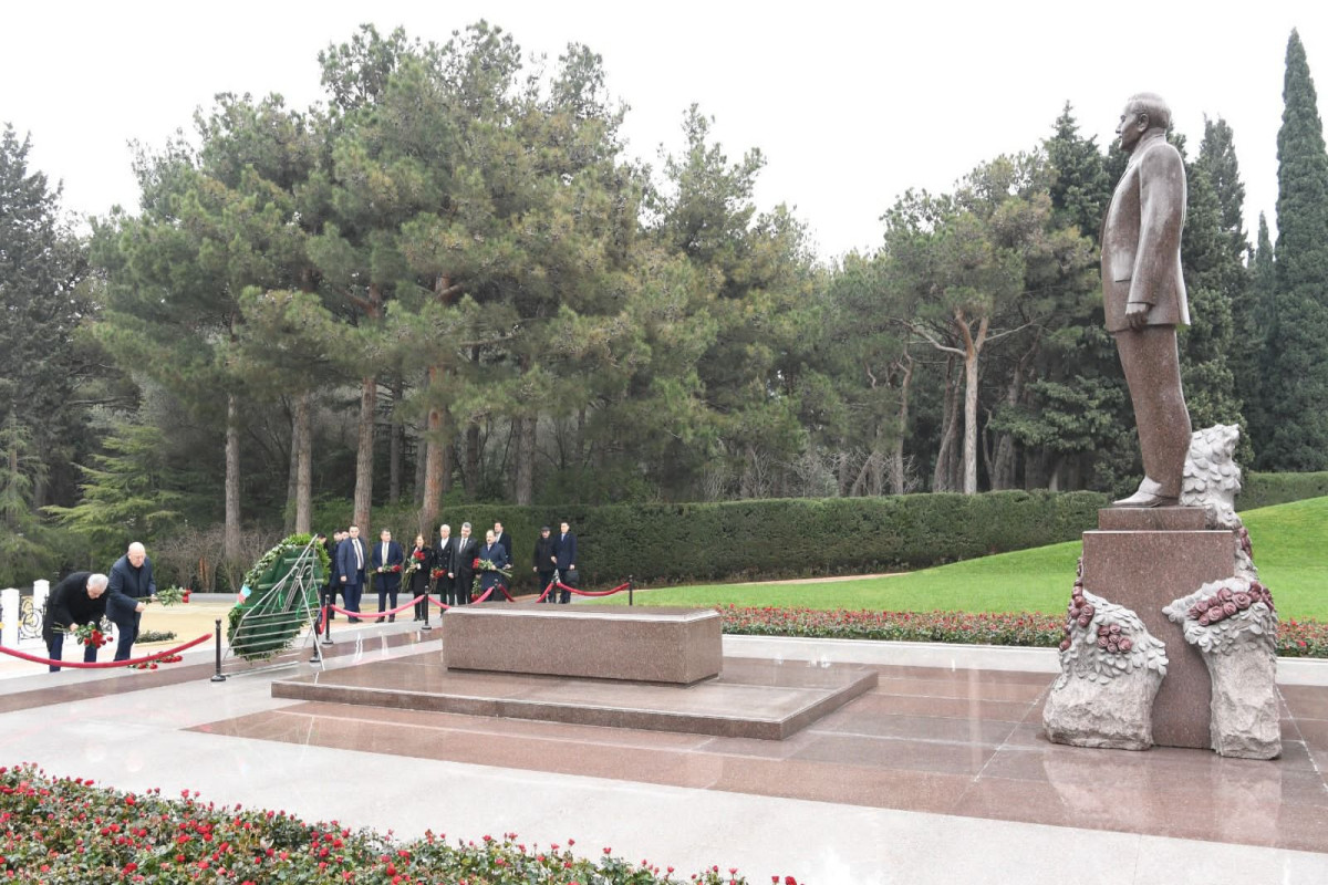 Делегация турецкого парламента посетила Аллею почетного захоронения и Аллею шехидов