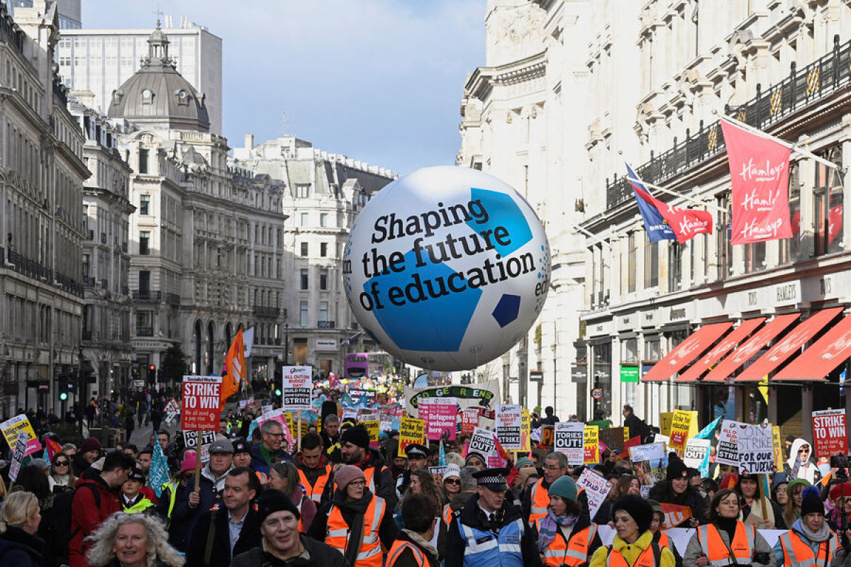В Лондоне сотни тысяч человек вышли на забастовку из-за закона о минимальном уровне работы-<span class="red_color">ВИДЕО
