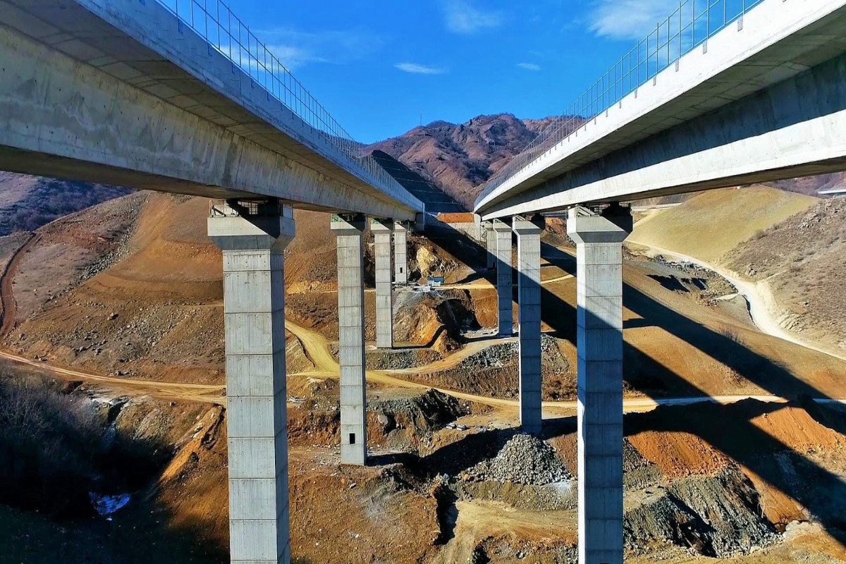 Завершены основные работы по строительству 3 виадуков и 3 туннелей на дороге Ахмедбейли-Физули-Шуша