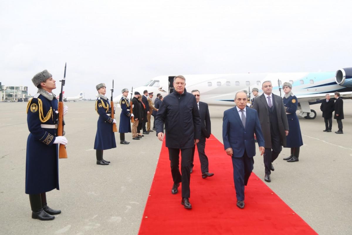 Президент Румынии прибыл с официальным визитом в Азербайджан