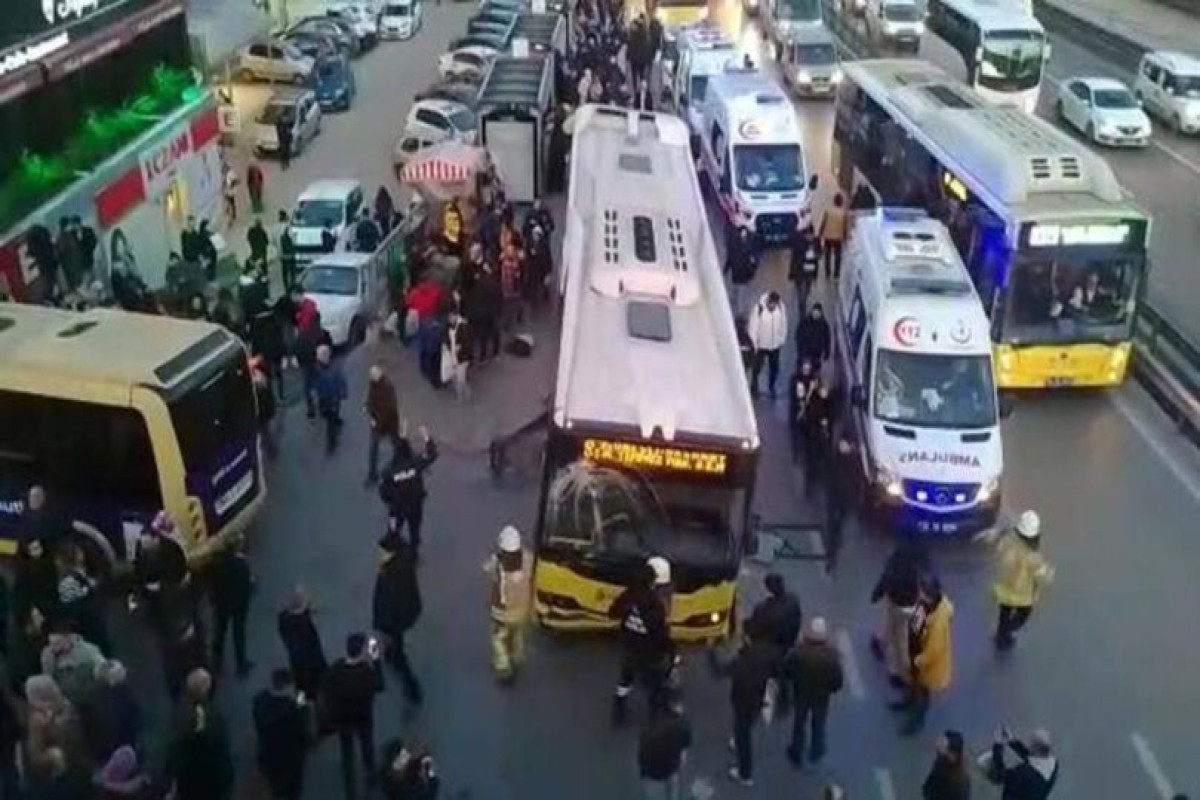 İstanbulda avtobus dayanacağa çırpılıb: yaralılar arasında azərbaycanlı da var - <span class="red_color">VİDEO