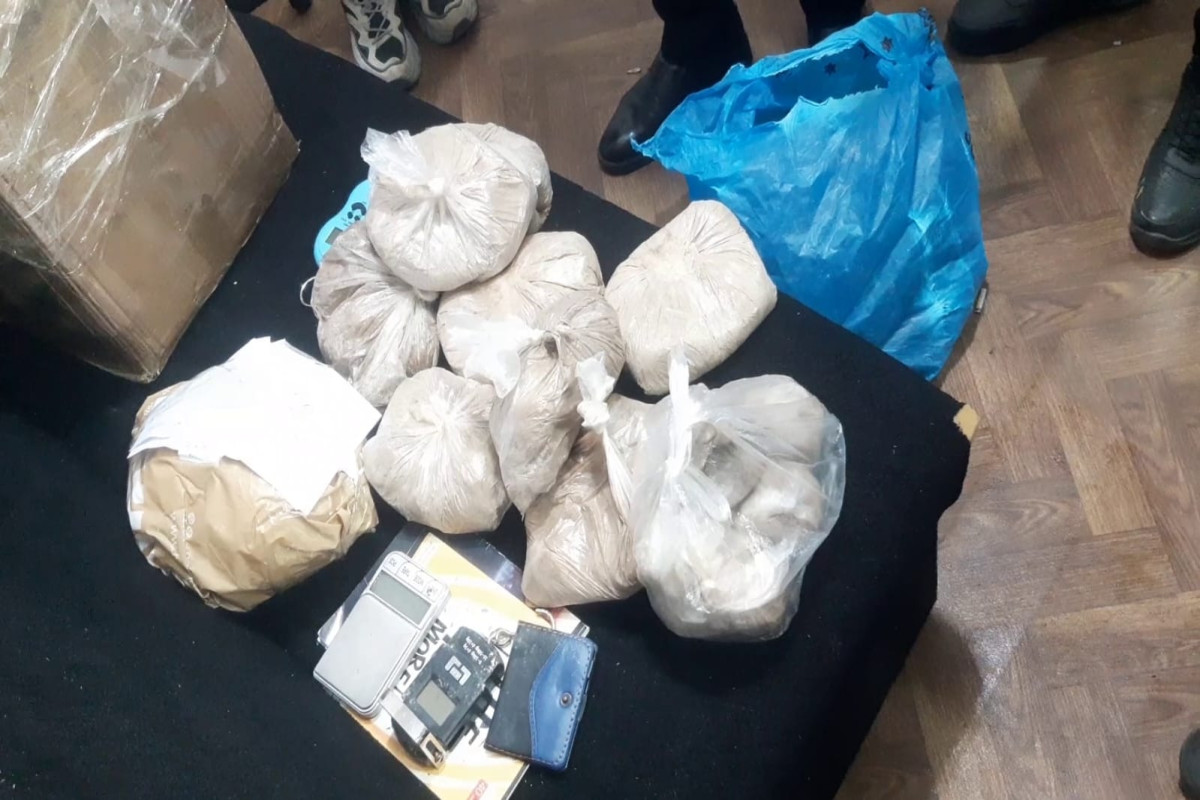 Lənkəranda gözəllik salonunda 12 kq narkotik və saxta ABŞ dollarları aşkarlanıb - FOTO 