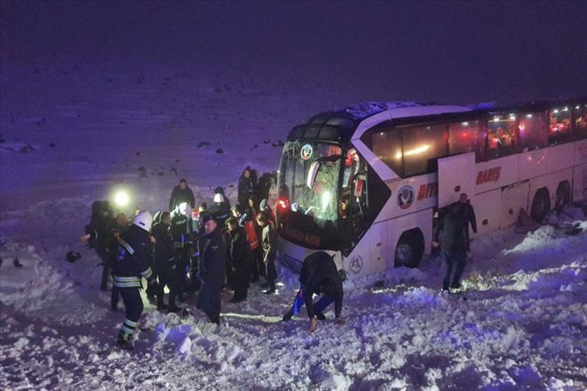 Türkiyədə sərnişin avtobusu dərəyə aşıb, 30 nəfər xəsarət alıb - FOTO 