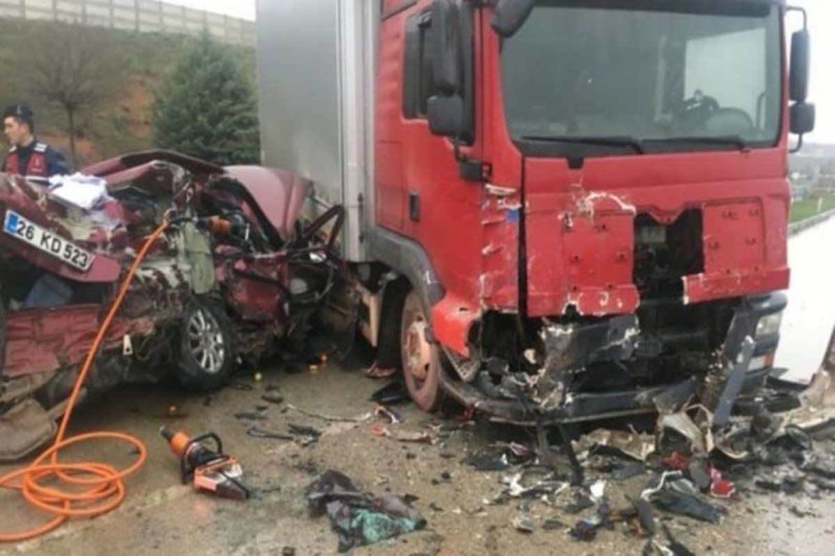 В Турции столкнулись легковой и грузовой автомобили, погибли 5 человек