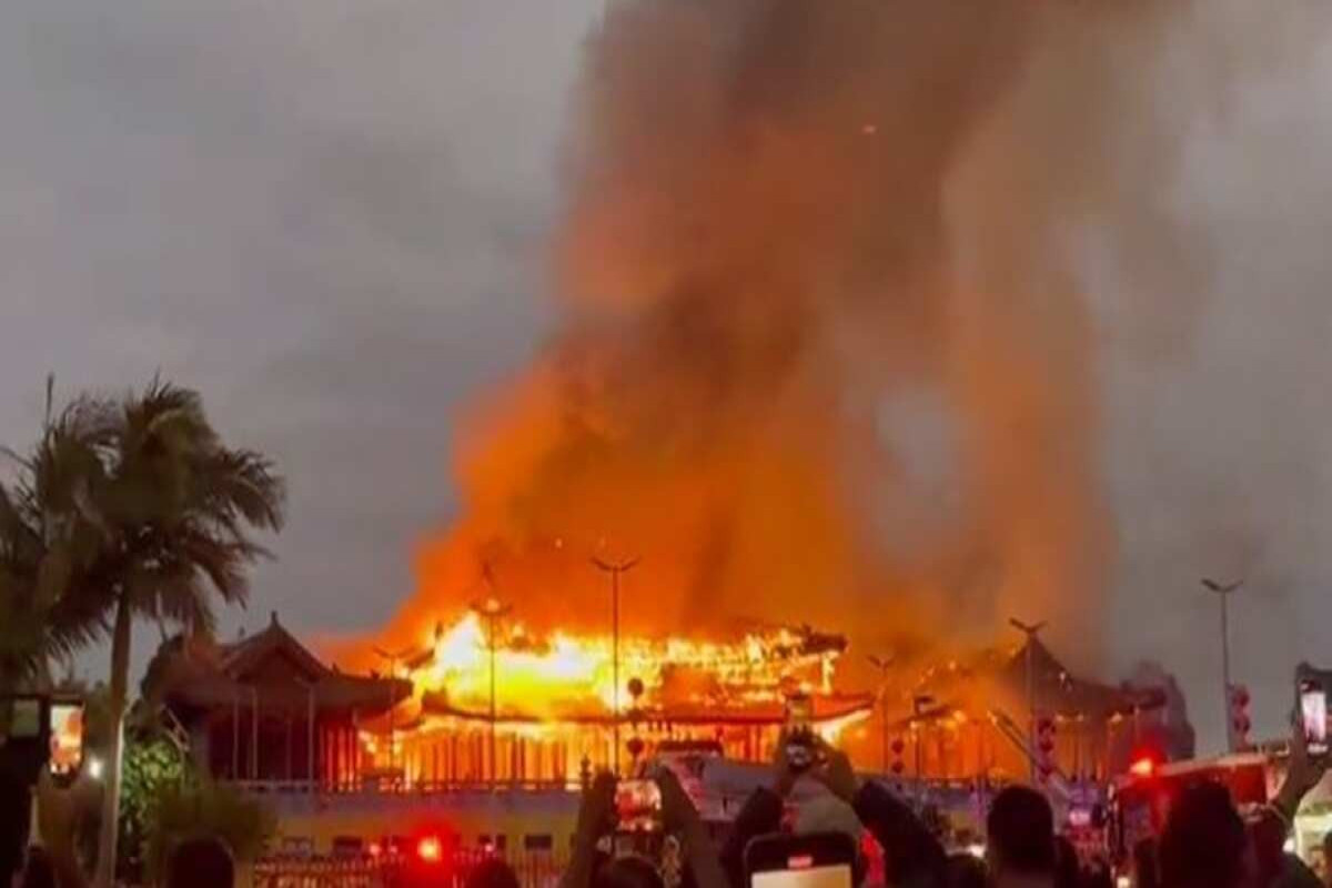В Мельбурне в результате крупного пожара разрушился буддийский храм-ВИДЕО 