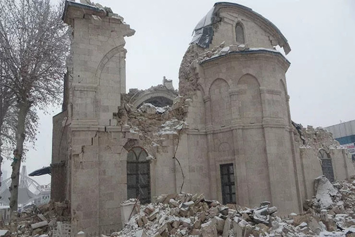 В результате землетрясения в Малатье разрушена историческая мечеть