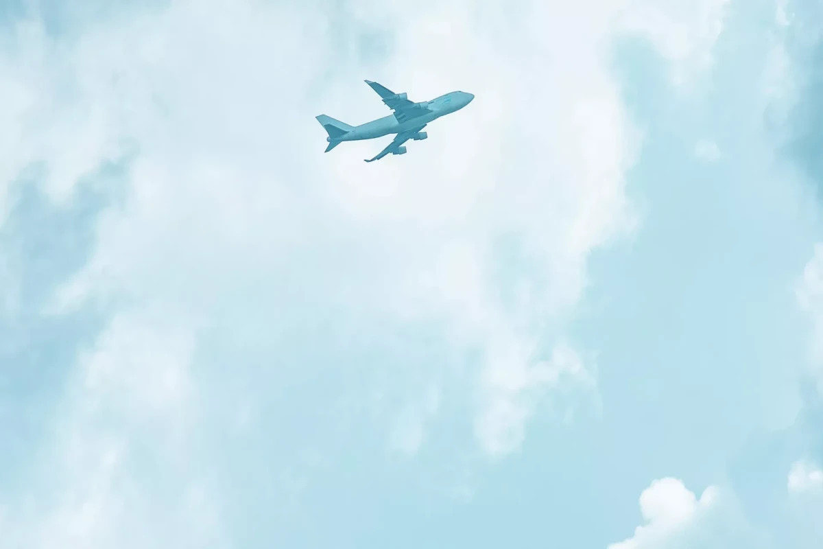 Самолет Актобе-Баку экстренно сел в Атырау