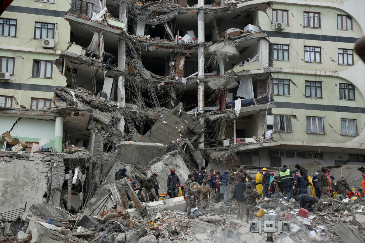 Более 40 русскоговорящих гидов находятся под завалами отеля в Турции