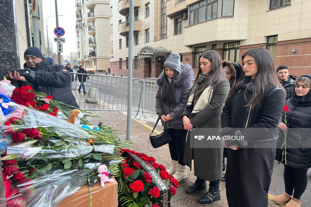 Активисты АМОР возложили цветы у здания посольства Турции в Москве - ФОТО 