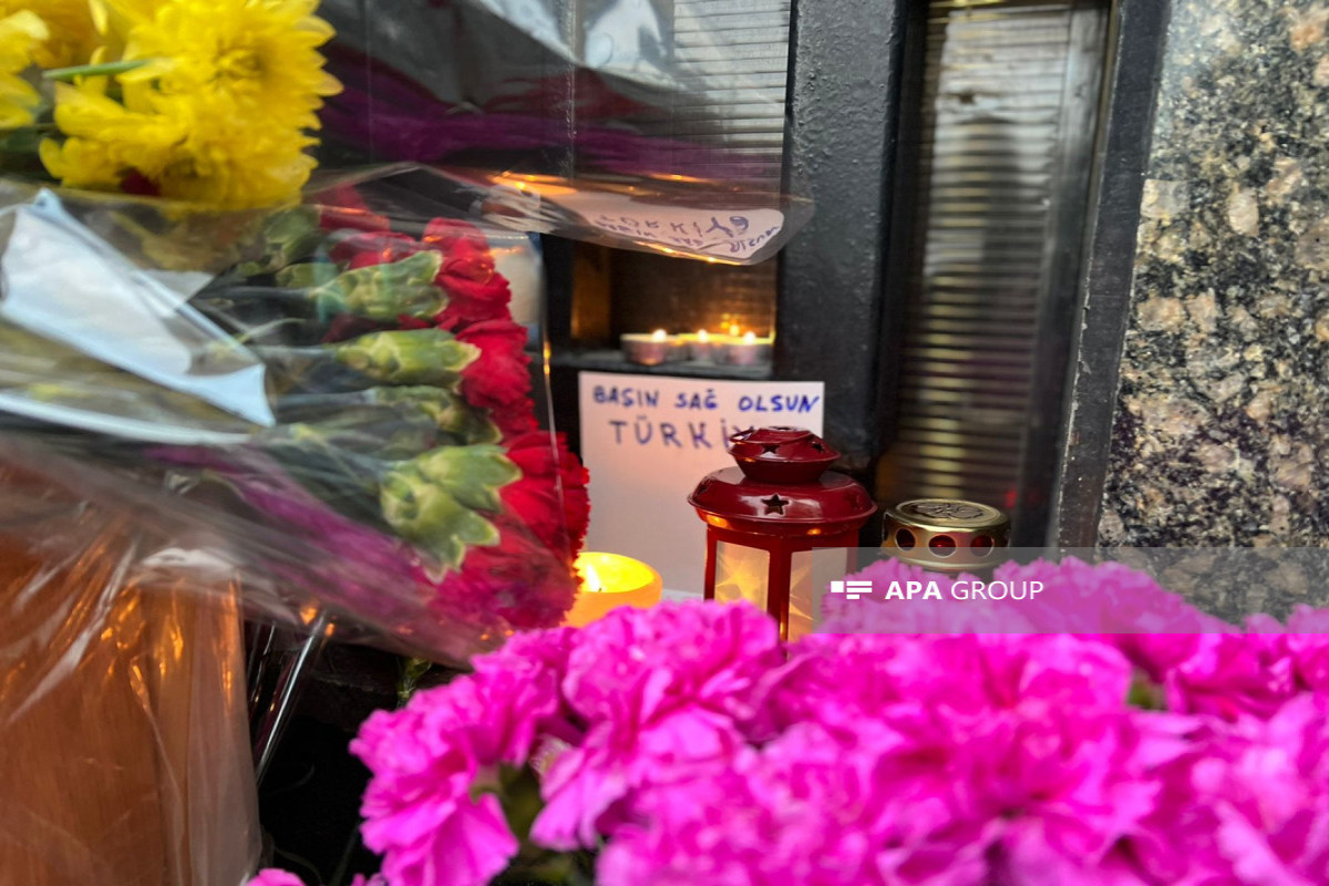 Активисты АМОР возложили цветы у здания посольства Турции в Москве - ФОТО 