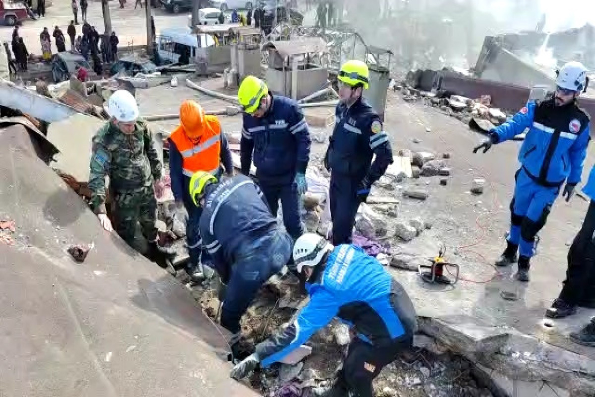 Спасатели МЧС Азербайджана спасли 11 человек в зоне землетрясения в Турции