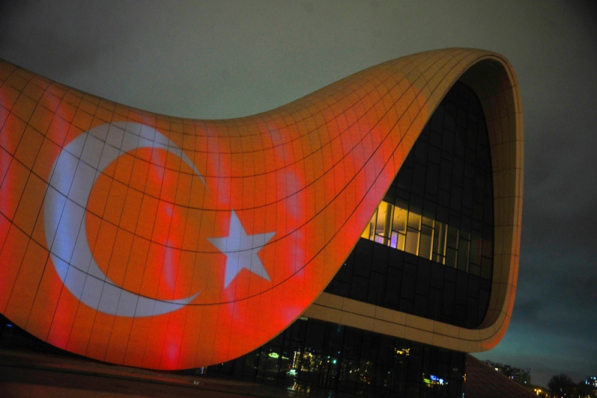 Здание Центра Гейдара Алиева освещено цветами государственного флага Турции-ФОТО -ВИДЕО 