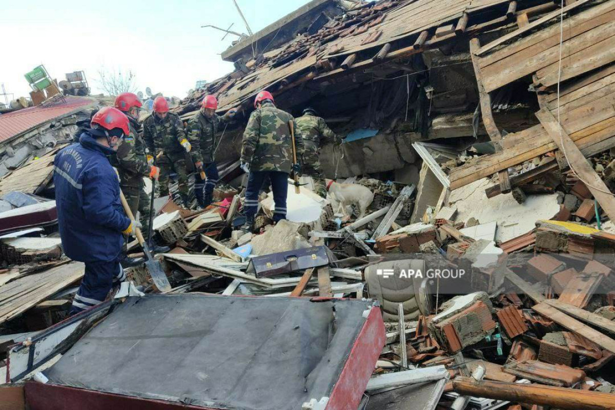 Спасатели МЧС Азербайджана продолжают поиски в районе землетрясения в Турции