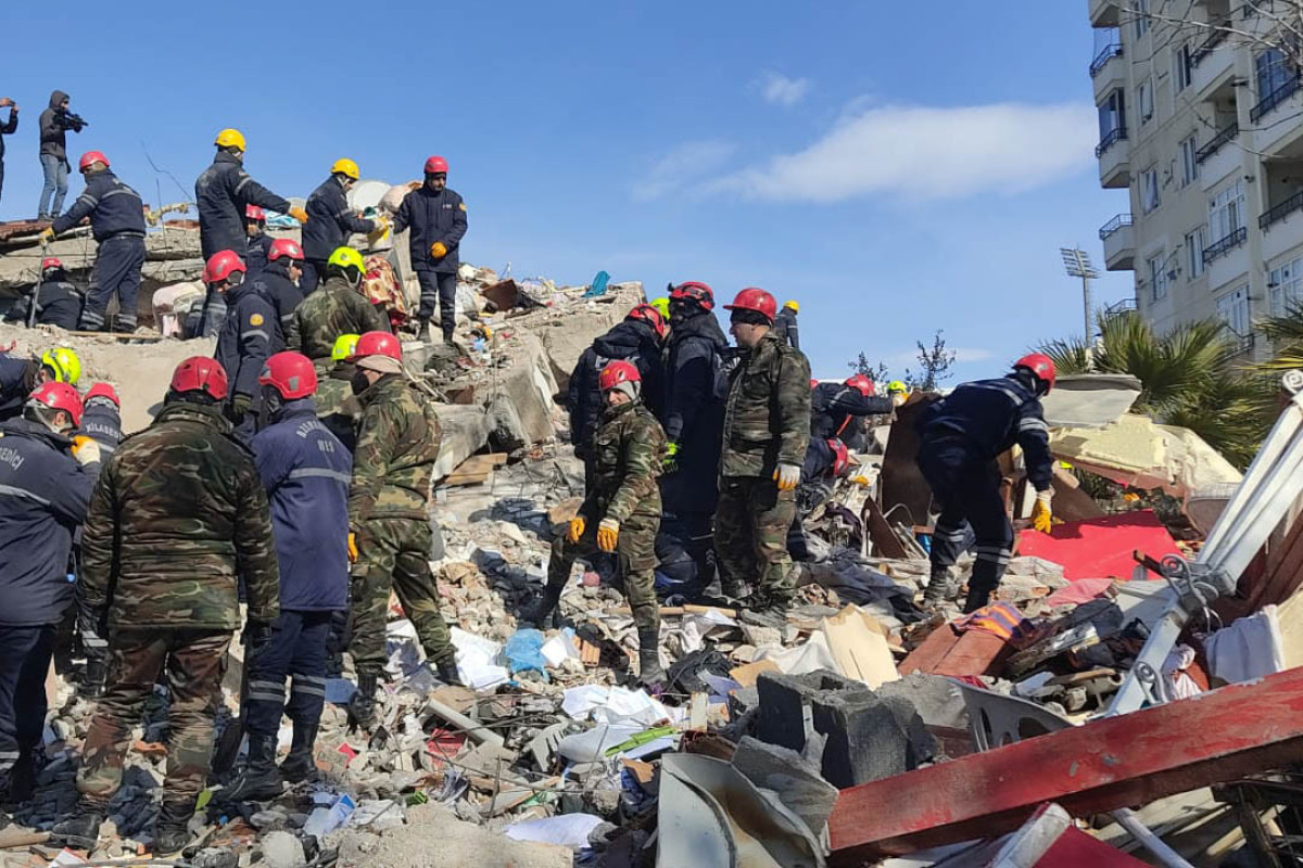 Азербайджанские спасатели извлекли из под завалов еще два тела в зоне землетрясения в Турции