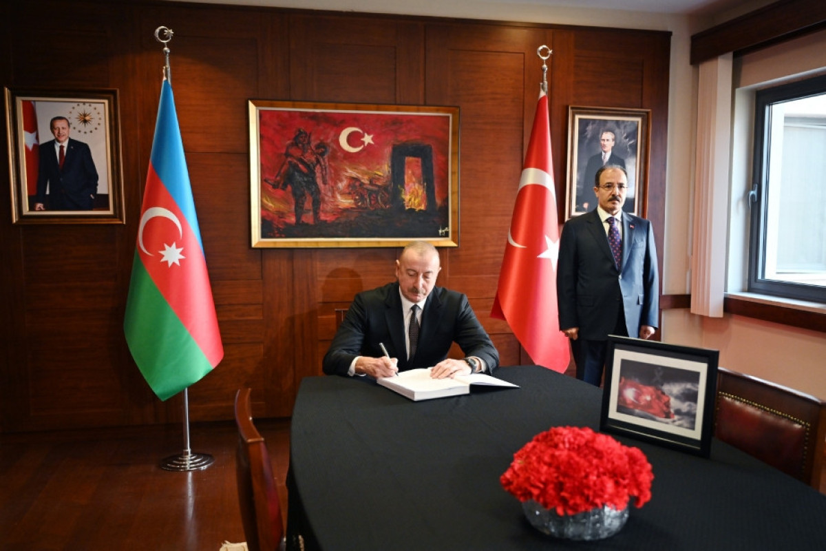 Президент Ильхам Алиев посетил посольство Турции и выразил соболезнования