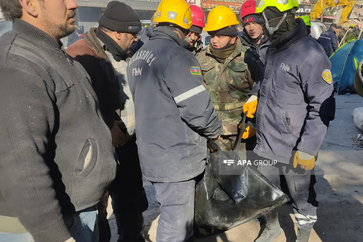 Azerbaijan's MES rescuers remove dead body of another person in Kahramanmaraş-PHOTO 
