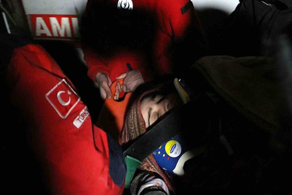 В Турции после 70 часов спасена женщина на 9-м месяце беременности-<span class="red_color">ФОТО