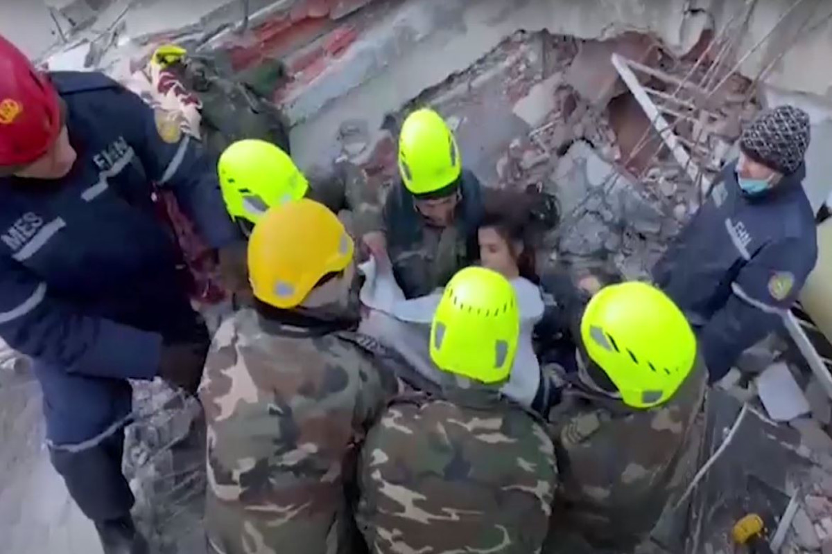 Türkiyədə FHN-in xilasediciləri tərəfindən 37 nəfər dağıntılar altından sağ çıxarılıb - VİDEO 