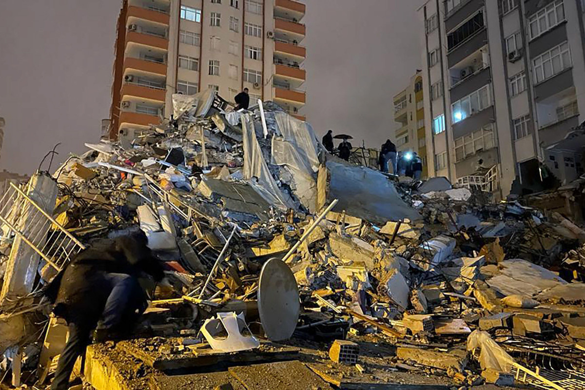 Azərbaycanlı xilasedicilər 12 yaşlı qızı dağıntılar arasından sağ çıxarıb