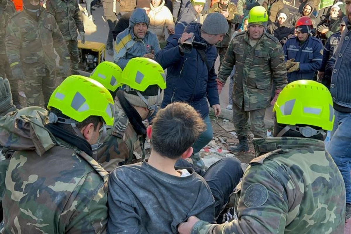 FHN xilasediciləri Kahramanmaraşda dağıntılar altından 17 yaşlı oğlanı və 12 yaşlı qızı xilas edib - ƏMƏLİYYAT GÖRÜNTÜLƏRİ  